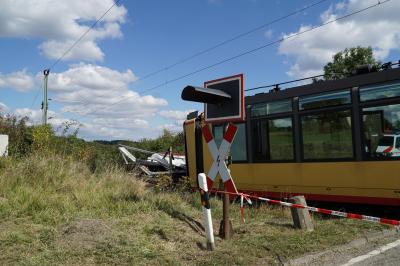 Lkw ueber uebersiehst heran fahrenden Zug und wird mit geschleift!